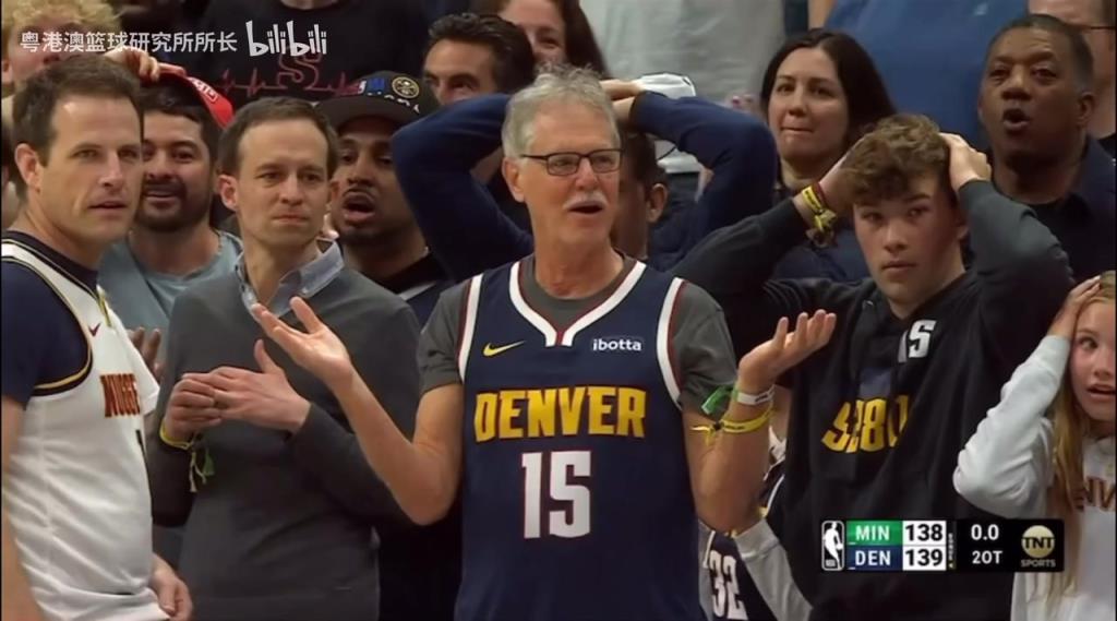 導(dǎo)火索？回顧此前掘金對(duì)陣森林狼，威少送出三分犯規(guī)后的眾生相！