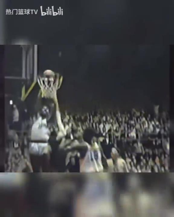 這是怪物嗎？張伯倫高中時(shí)期是怎么打球的？校園里的明星！