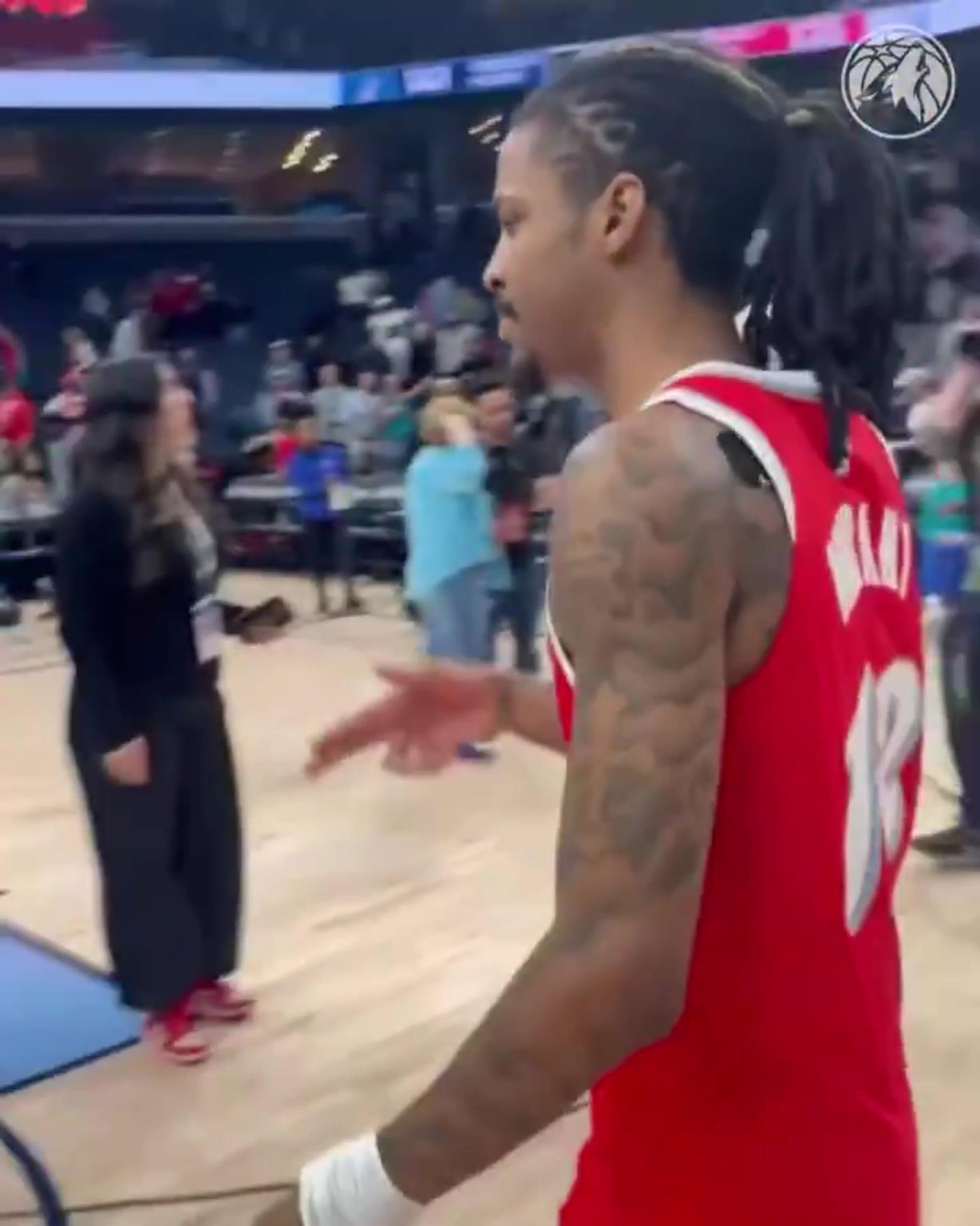 笑死！莫蘭特賽后與華子握手，竟然也是比出“手槍”的手勢(shì)