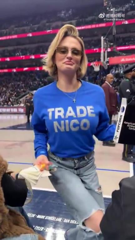 主場(chǎng)不準(zhǔn)球迷打印“解雇Nico”標(biāo)語，女球迷就出此下策