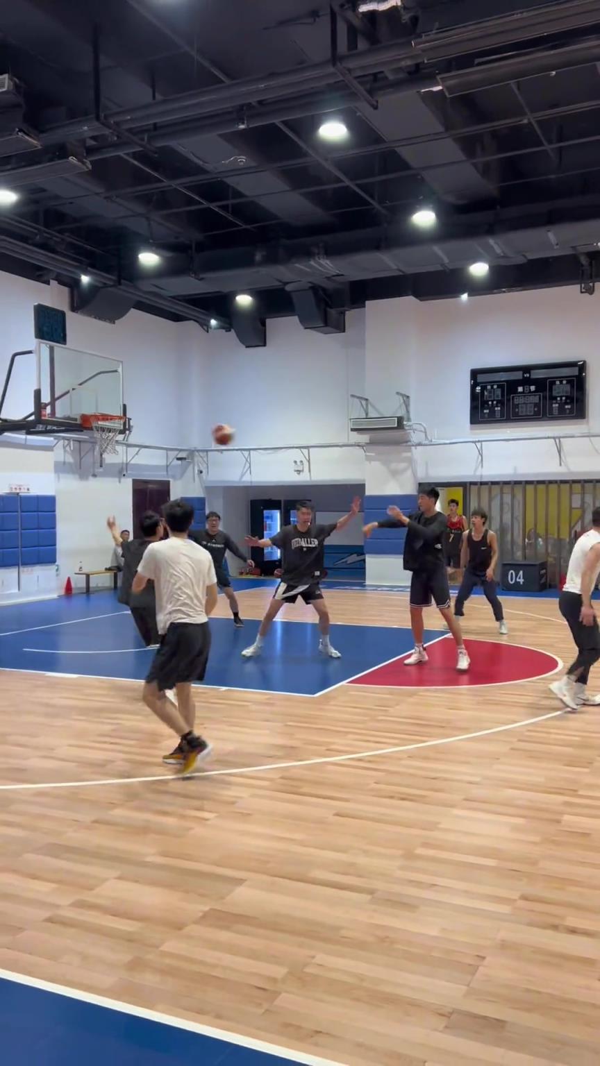 對手回家后：老婆，我今天在野球場匹配到巔峰馬刺隊了！