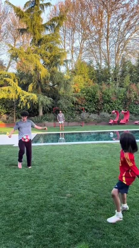 馬塞洛和兒子隔水相傳！大兒子腳法有點(diǎn)東西的！