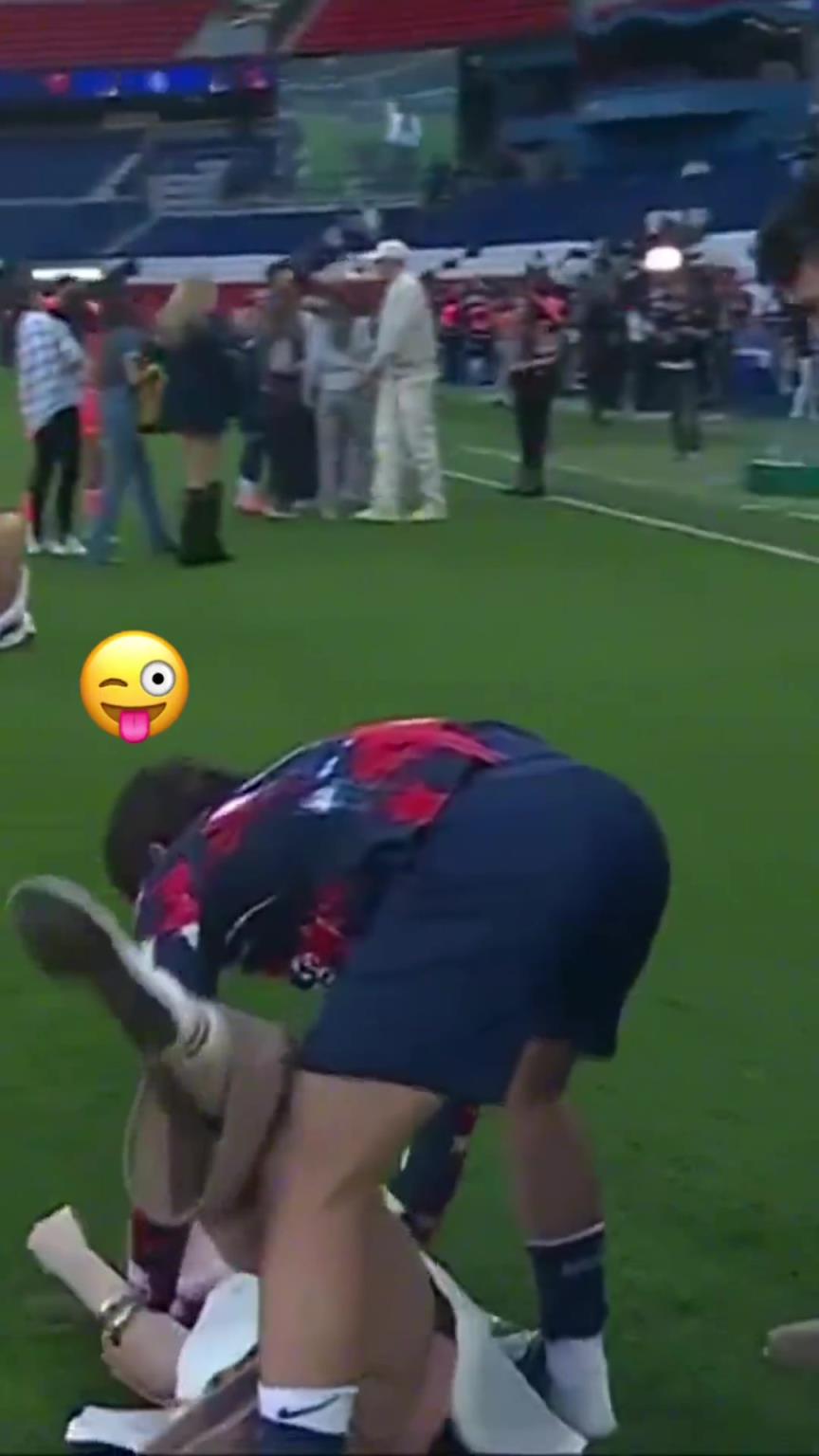 玩這么花?。?jī)?nèi)維斯在家人面前把自己女友按倒在地