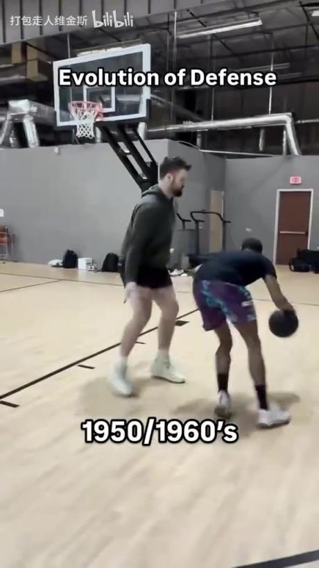 太真實(shí)了！外網(wǎng)網(wǎng)紅惡搞NBA不同時(shí)代的防守尺度變化！