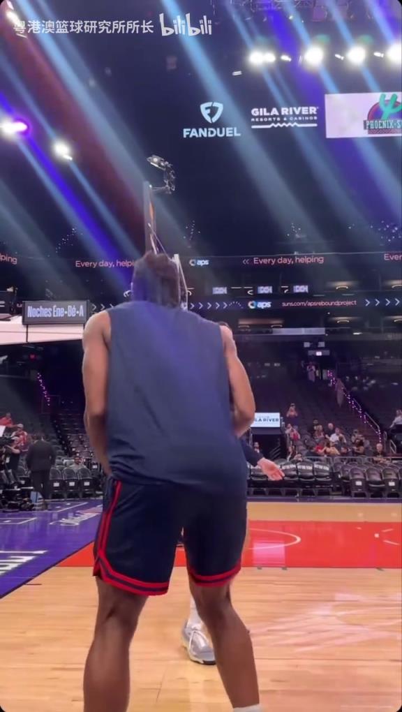 機(jī)器人級(jí)別的靜態(tài)身體！近距離看小卡的賽前熱身！