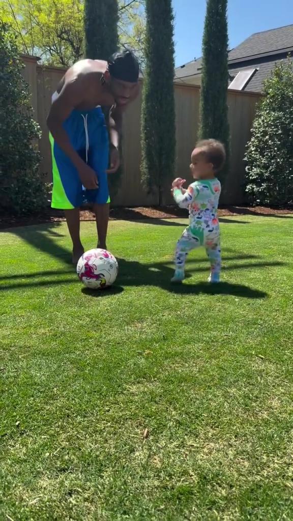 足球要從娃娃抓起！SGA帶娃踢足球，小孩摔倒時(shí)鼓掌“嘲笑”！